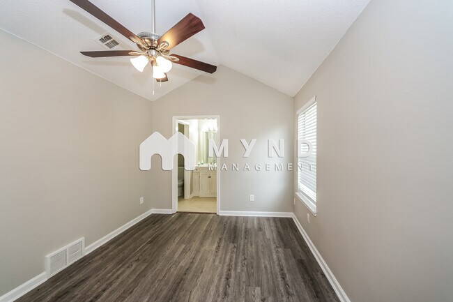 Foto del edificio - 530 Creekwood Cir S