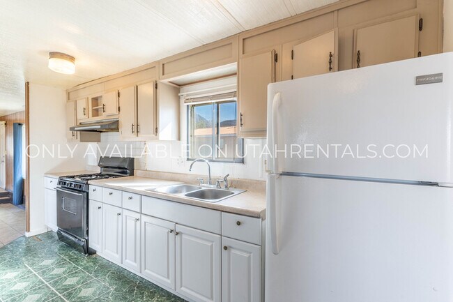 Building Photo - 440 W Main St