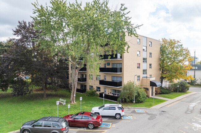 Photo du bâtiment - 50 Adelaide Ave E and 290 & 300 Mary St N