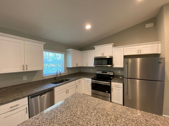 Building Photo - Custom Home - Desirable SE Ocala Neighborhood 3/2/2 **Won't Last**