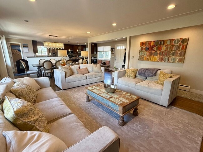 Foto del edificio - Sprawling 6 BR 4 BA Applewood Paradise - Live in Luxury with this Entertainer's Dream!