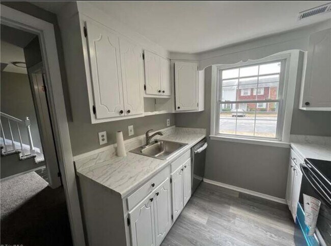 Foto del edificio - 2914 Saint Marks Rd