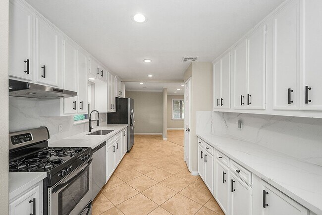 Building Photo - 5037 W 43rd St
