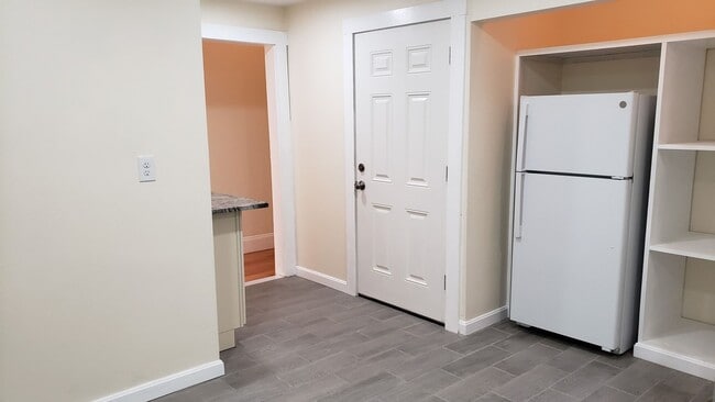 Building Photo - NO FEE Big Bed w 2 Full Bathrooms!  Modern...