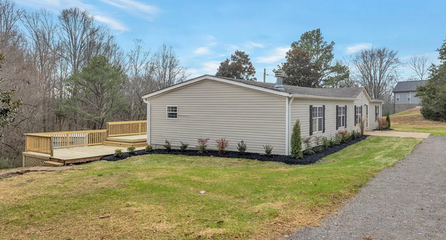 Building Photo - 15 Lakeview Dr