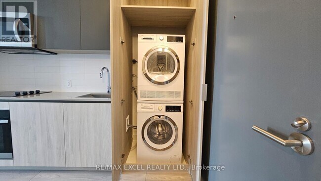 Building Photo - 5858 Yonge St