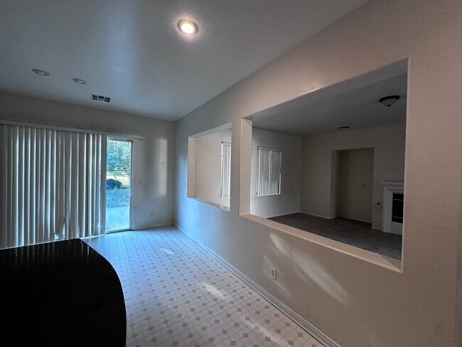 Building Photo - House- River Lakes