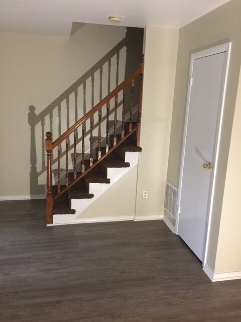 Foto del edificio - 605 Burlington Ct