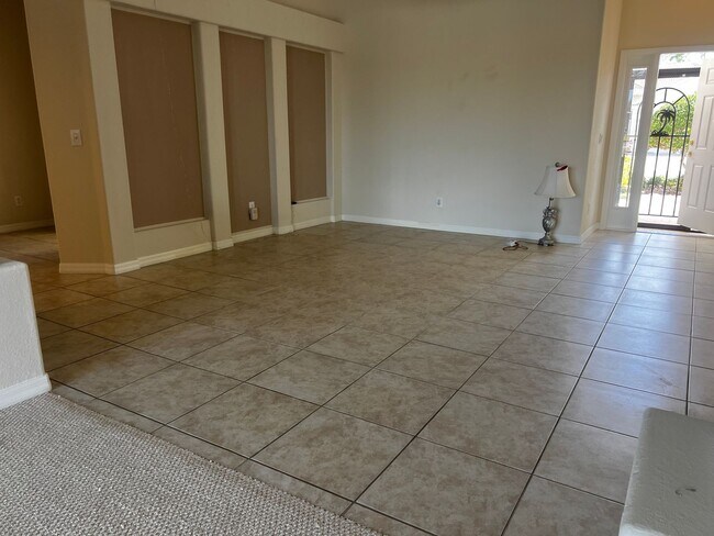 Foto del edificio - 3BD/2BA/3 Car Garage in Stoneybrook