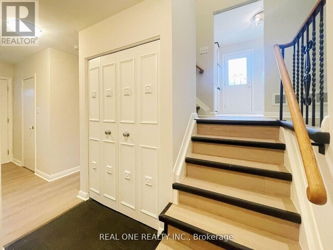 Building Photo - 48 Lionel Heights Crescent