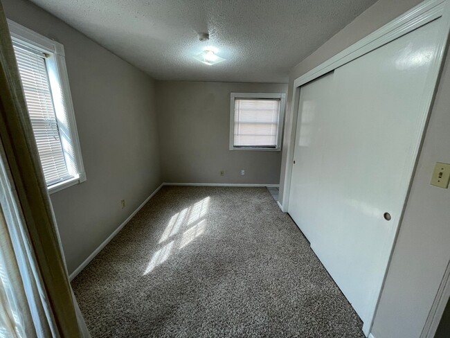 Building Photo - Studio apartment 1/2 block from campus! Re...