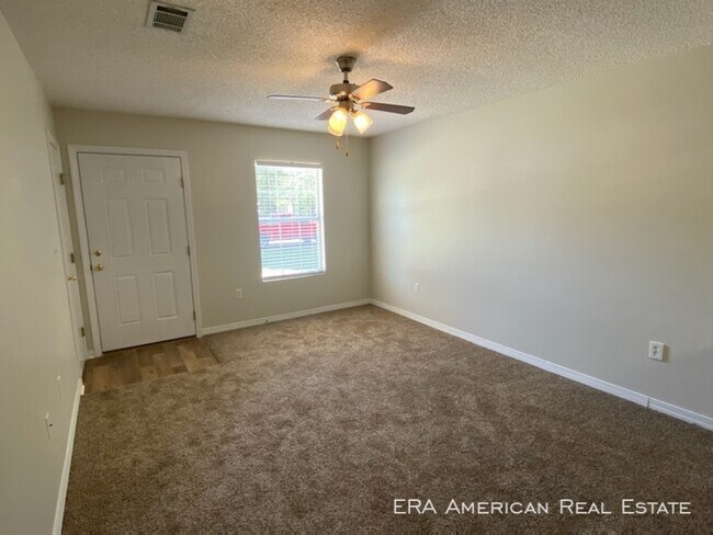Building Photo - Central Crestview!