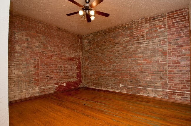 Building Photo - Market 103