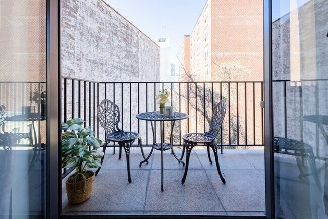 Building Photo - 809-5b Luxury Studio with a Private Balcony