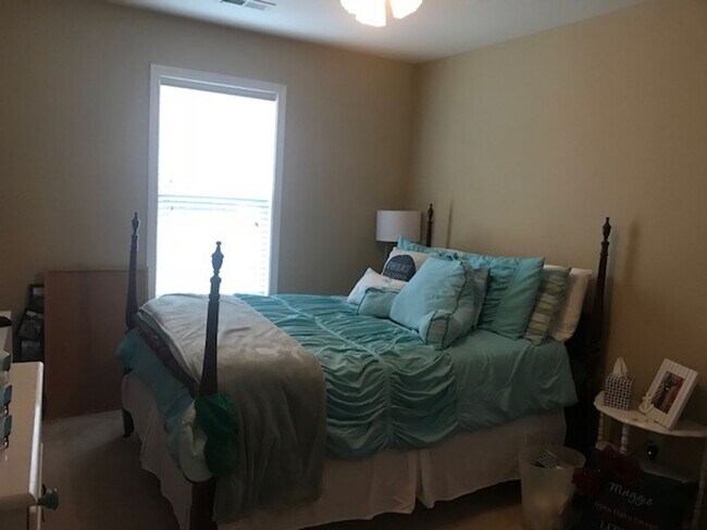 Building Photo - A lovely Vineyard Square Townhome in Chape...