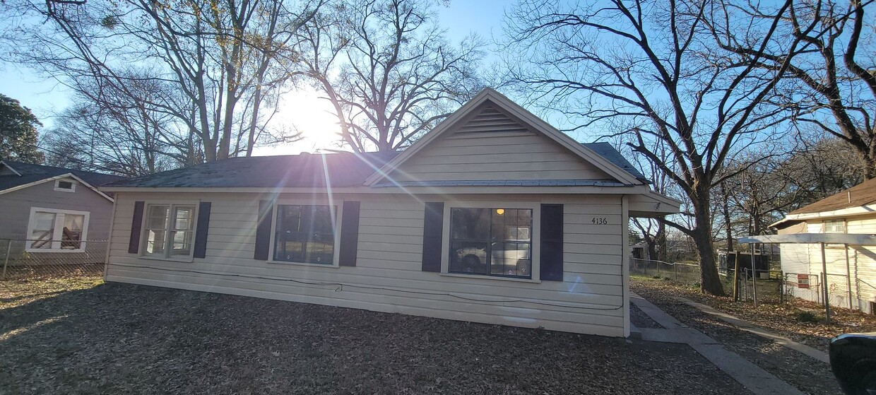 Primary Photo - Lovely 3/1 with large rooms and tons of na...