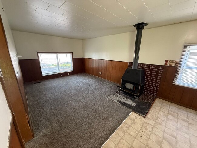 Building Photo - 3 Bedroom Single family with fenced in yard