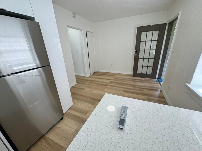 Building Photo - 833 W 39th St