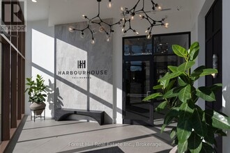 Building Photo - 31 Huron St