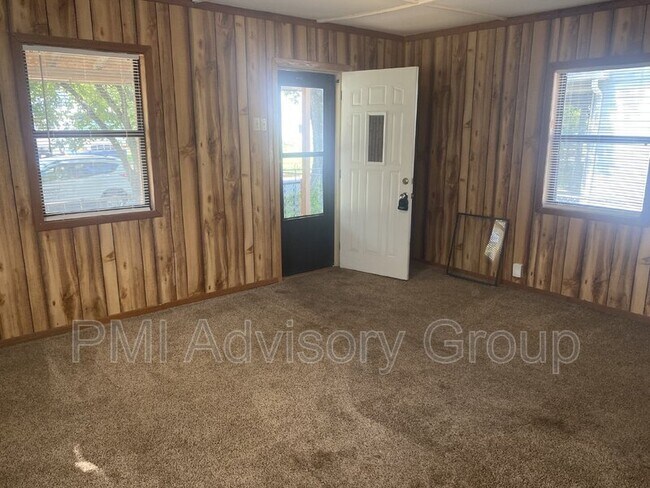 Building Photo - 422 NE Emmett St