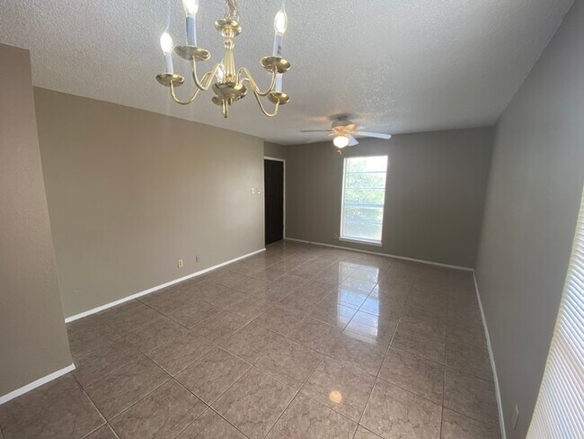 Building Photo - 1 bed 1 bath duplex unit