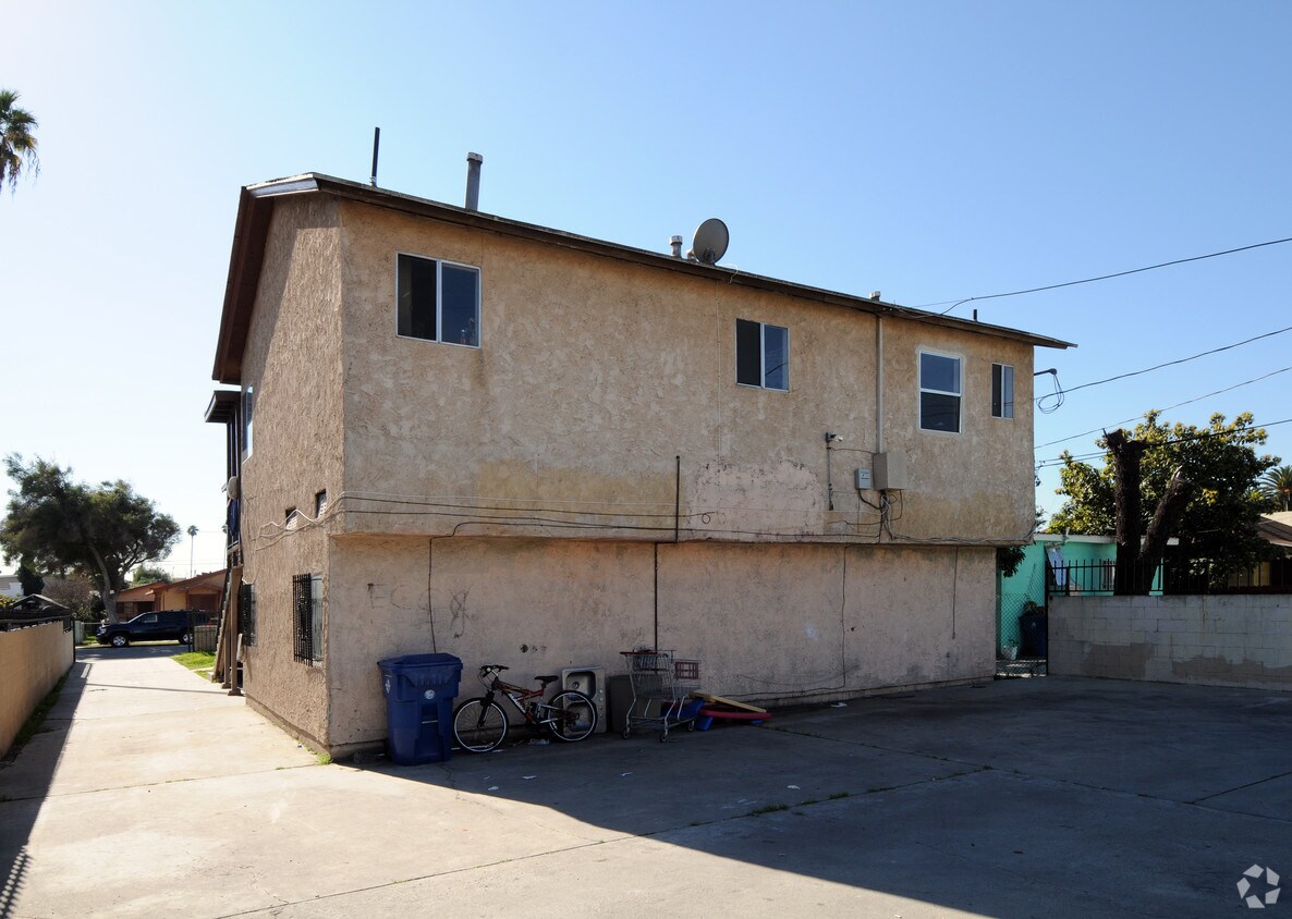Building Photo - 821 W 65th St