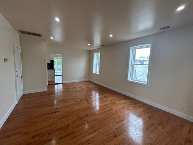 Foto del edificio - 193 Sound Beach Ave
