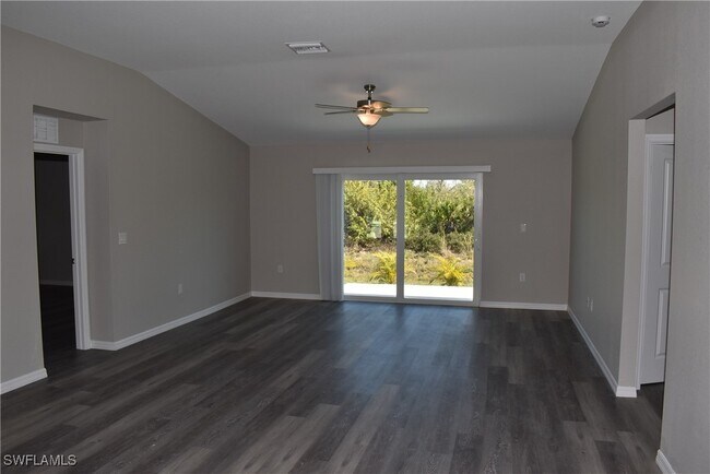 Foto del edificio - 126 Smallwood Rd