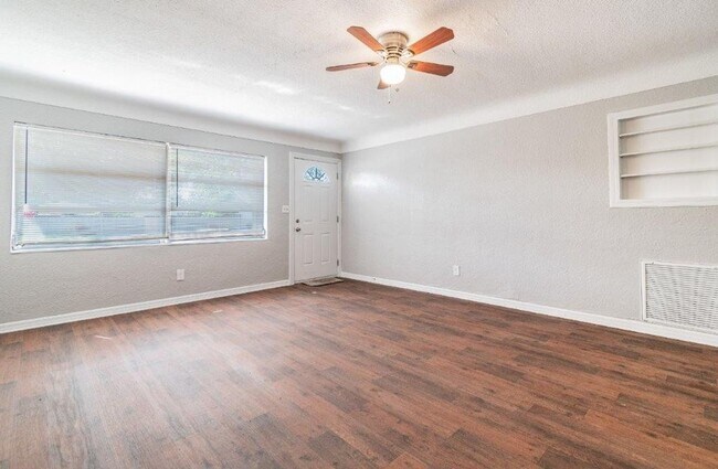 Foto del edificio - PRICE JUST REDUCED 3/2/1 1389 Sq. Ft. on a...