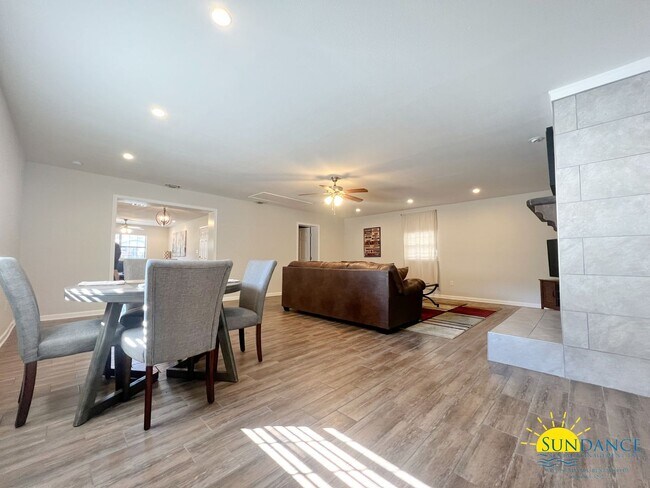 Foto del edificio - Gorgeous 3 Bedroom Home in Shalimar!