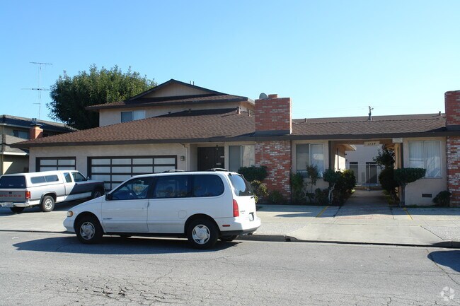 Building Photo - 1134 Oakmont Drive Apartments
