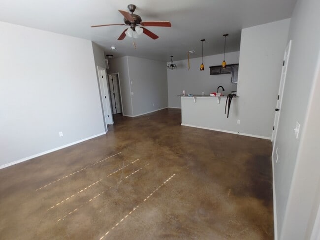 Foto del edificio - Beautiful 3BR/2BA Home w/ Granite Counters • Garage Parking in El Reno