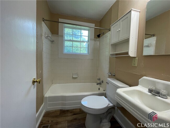 Foto del edificio - 571 Whitehead Rd