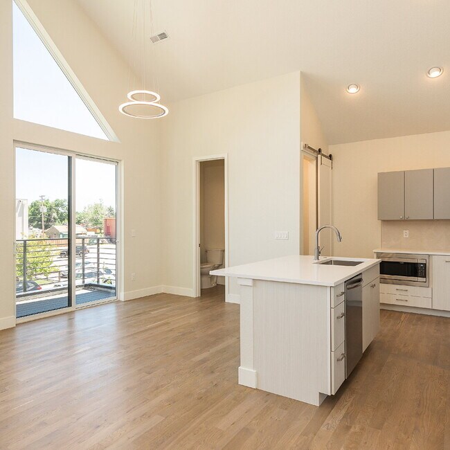 Building Photo - Modern 3 bed / 2.5 bed farmhouse townhome for rent