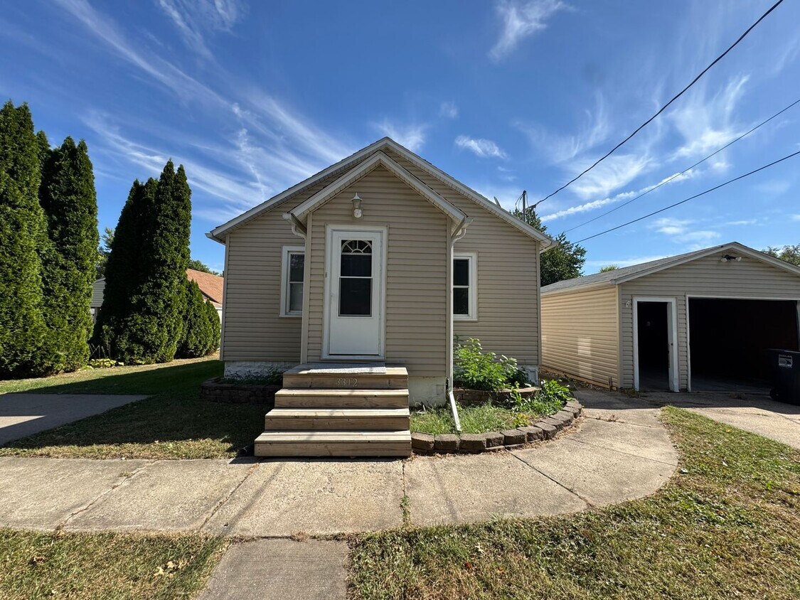Primary Photo - Updated 2 Bedroom Home with Central Air, H...