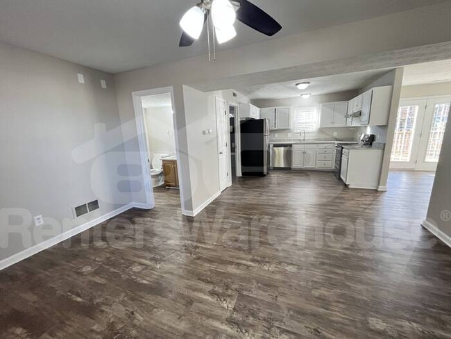 Building Photo - Beautiful & Newly Renovated 3 Bedroom/2.5 ...