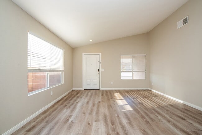 Building Photo - 8016 W Shady Glen Ave