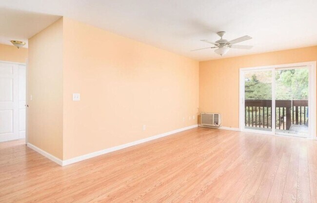 Foto del edificio - Spacious and Comfortable Condo -  A/C - Central Location - Great Amenities - Natural Light