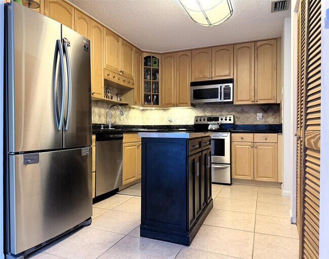 Foto del edificio - 6671 Via Regina