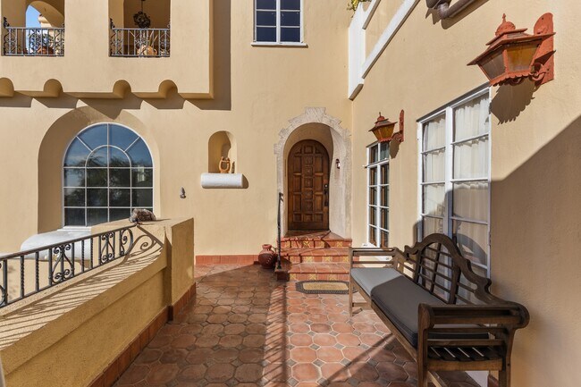 Foto del edificio - 2856 Glendower Ave