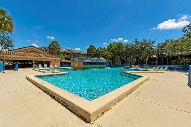 Foto del edificio - 15575 Miami Lakeway N