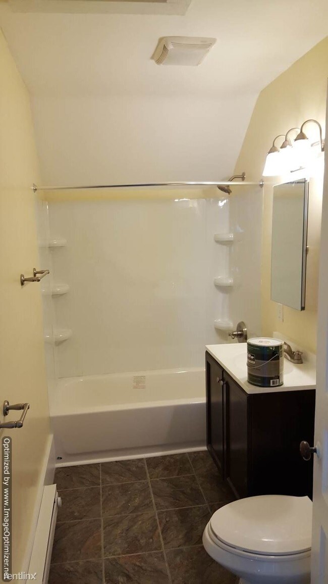 Building Photo - 3 br, 1 bath  - 433 E Bremer St Upstairs apt