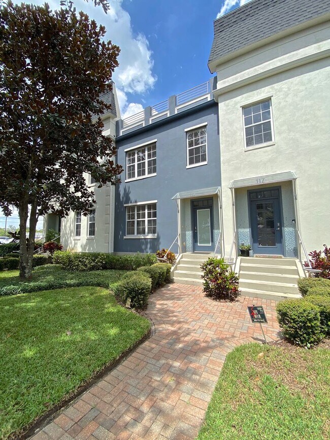 Foto del edificio - Stunning and Unique Luxury Town Home for R...