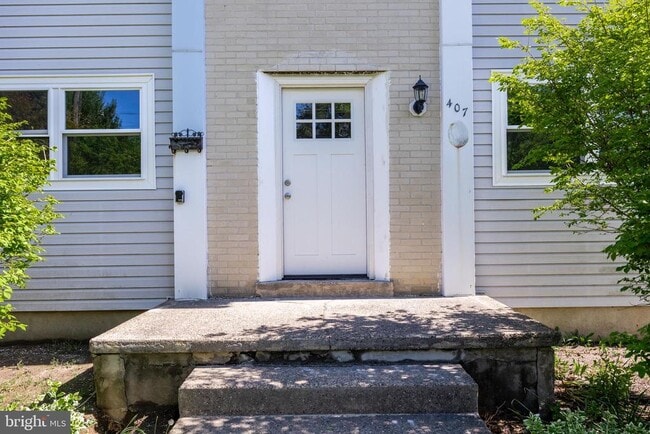 Building Photo - 407 Dickinson Rd