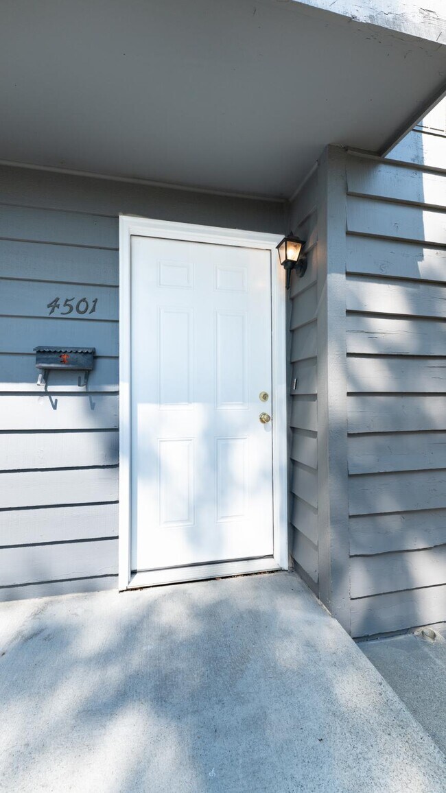 Foto del edificio - 2 bedroom in Mountlake Terrace WA 98043