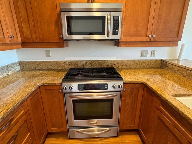 Building Photo - 3 Bed/2.5 Bath + Bonus Room, Anacortes