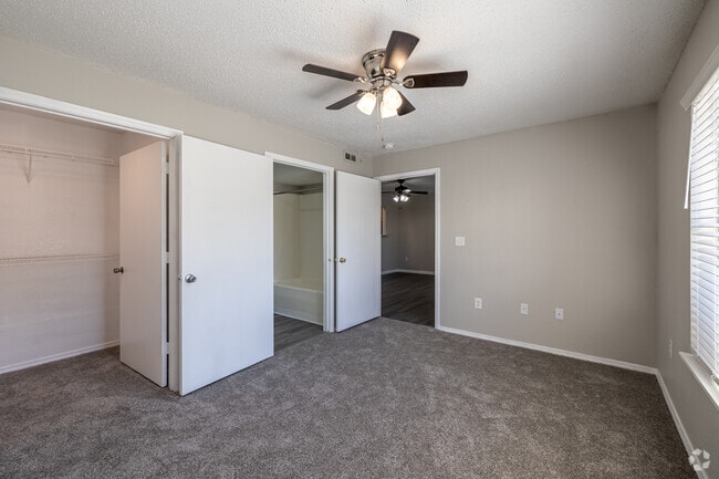 2BR, 2BA - 912SF - Primary Bedroom - The Heights on Oak