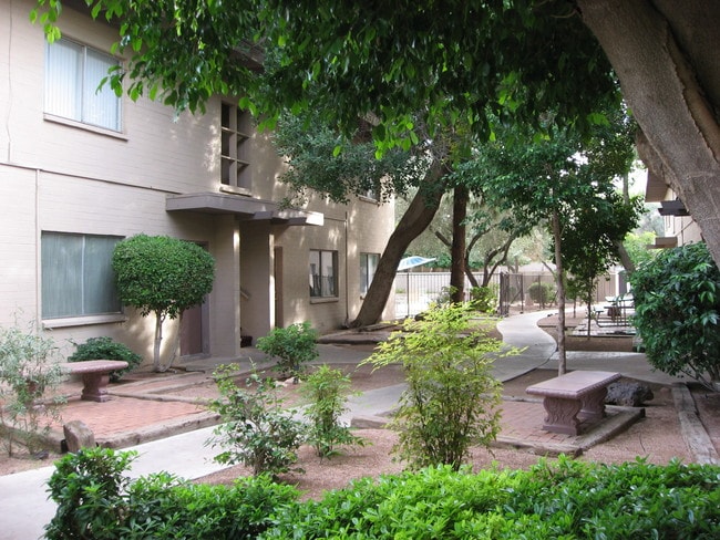 Middle Courtyards - 125 W 2nd Ave