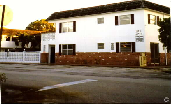 Building Photo - Isle Apartments