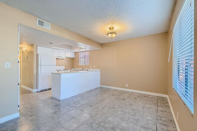 Foto del edificio - 1st Floor 2 Bedroom Unit with Brick Firepl...